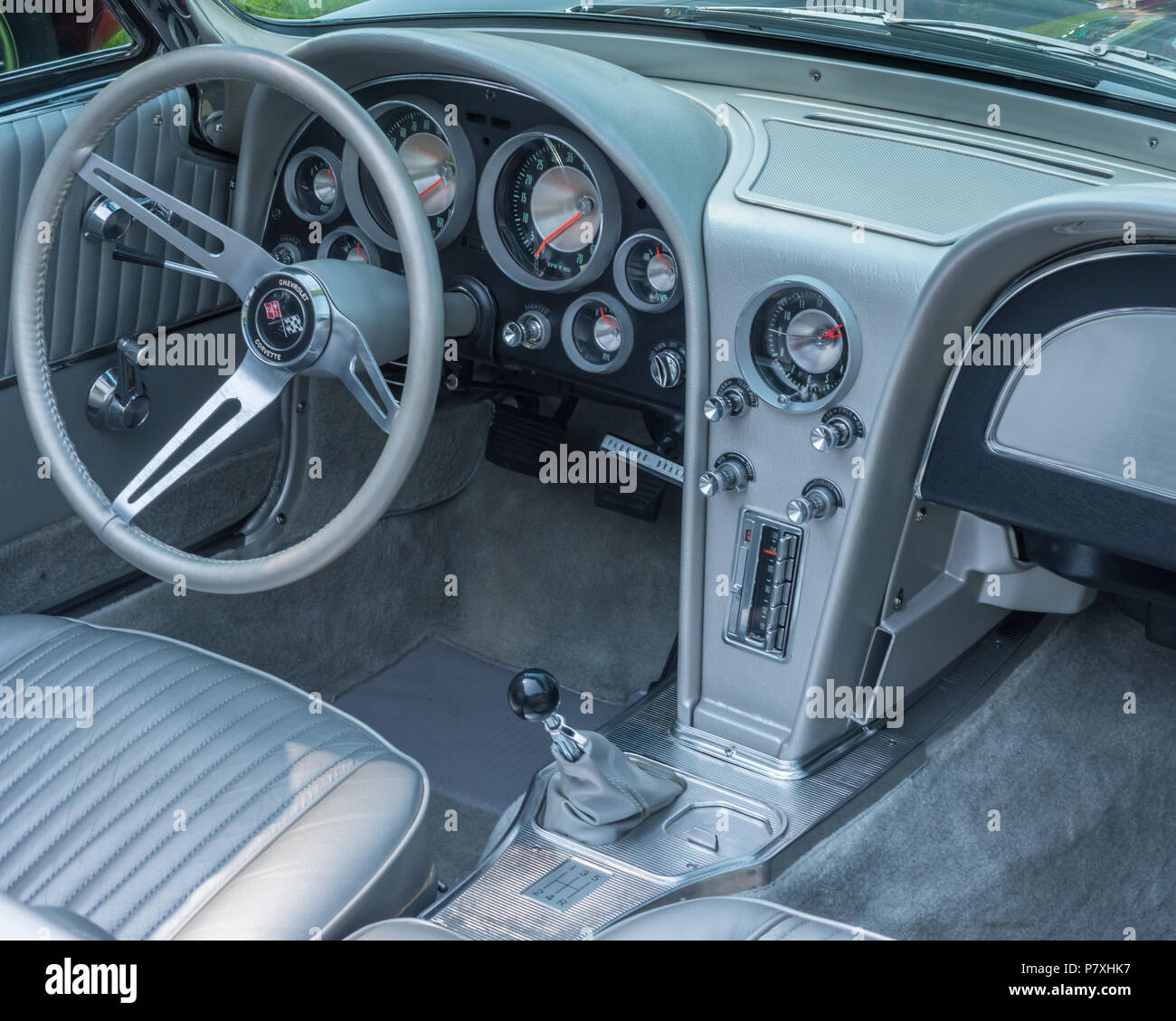 GROSSE POINTE SHORES, MI/USA - 17 juin 2018 : Chevrolet Corvette 1963 Tableau de bord au design EyesOn car show, près de Detroit, Michigan. Banque D'Images