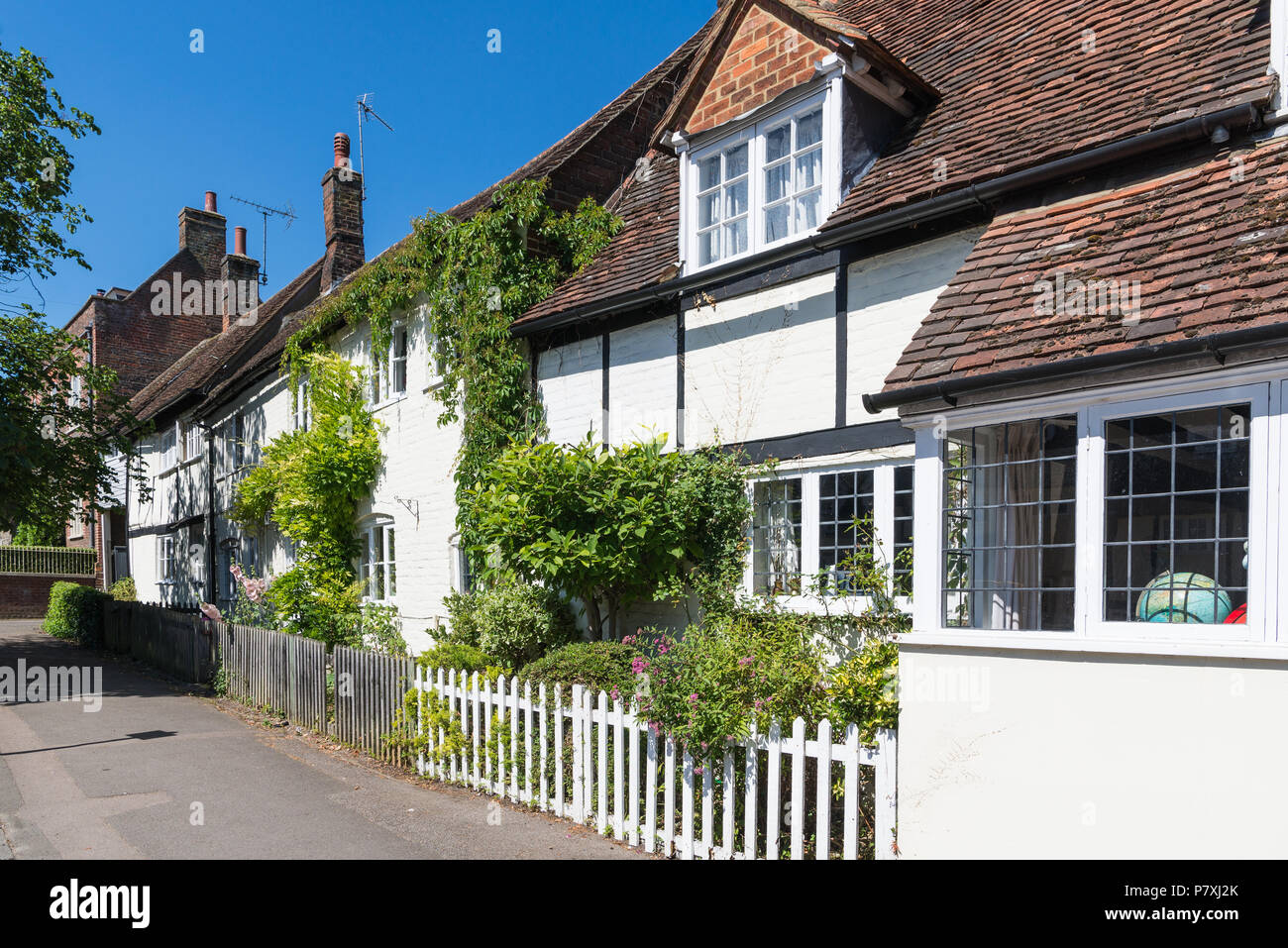 Vieux chalets avec jardin blanche en clôtures, High Street, Wendover, Buckinghamshire, England, UK Banque D'Images