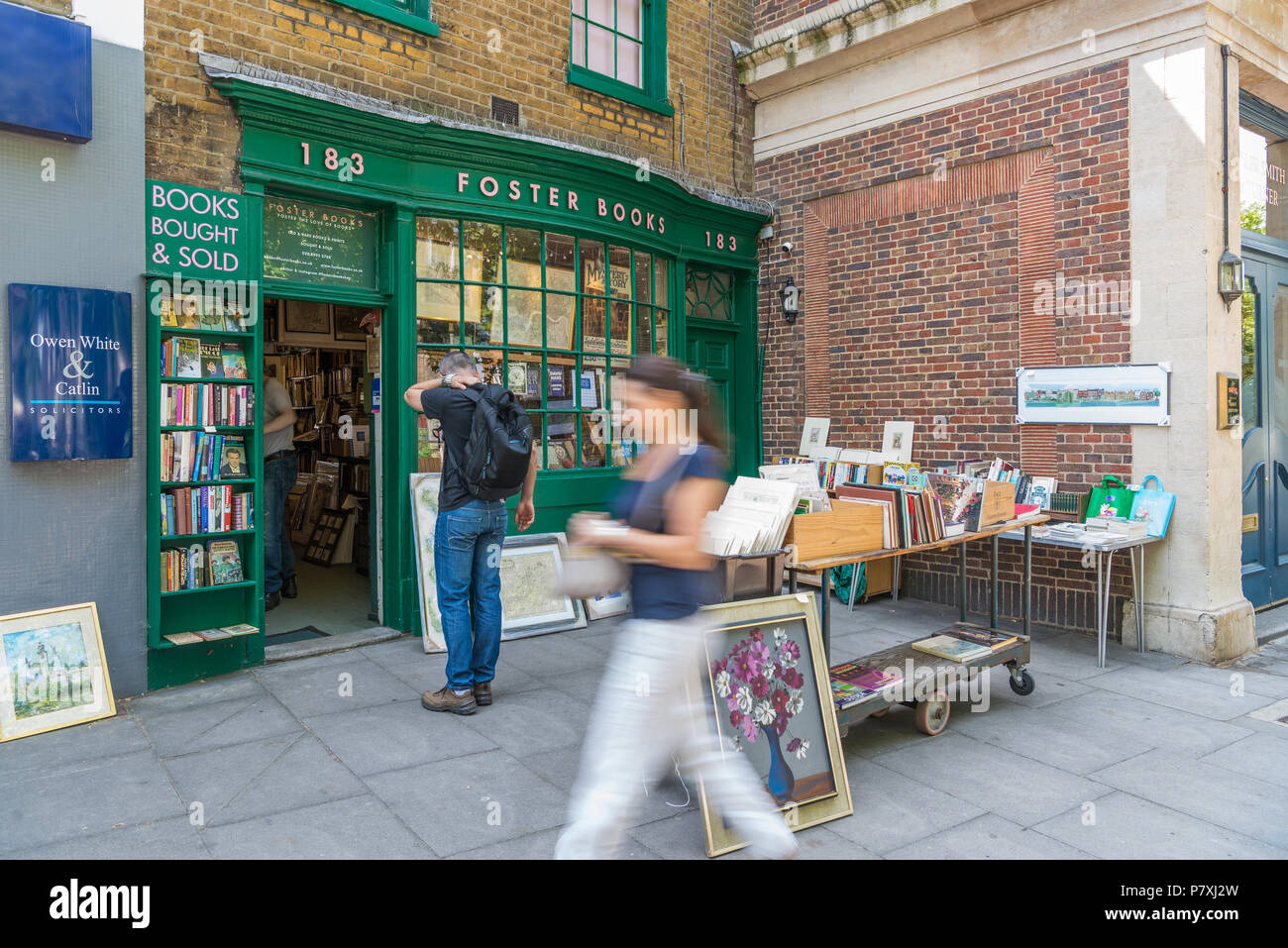 Shop et de la chaussée avant l'affichage à Foster Books librairie à Chiswick High Road, London, England, UK Banque D'Images