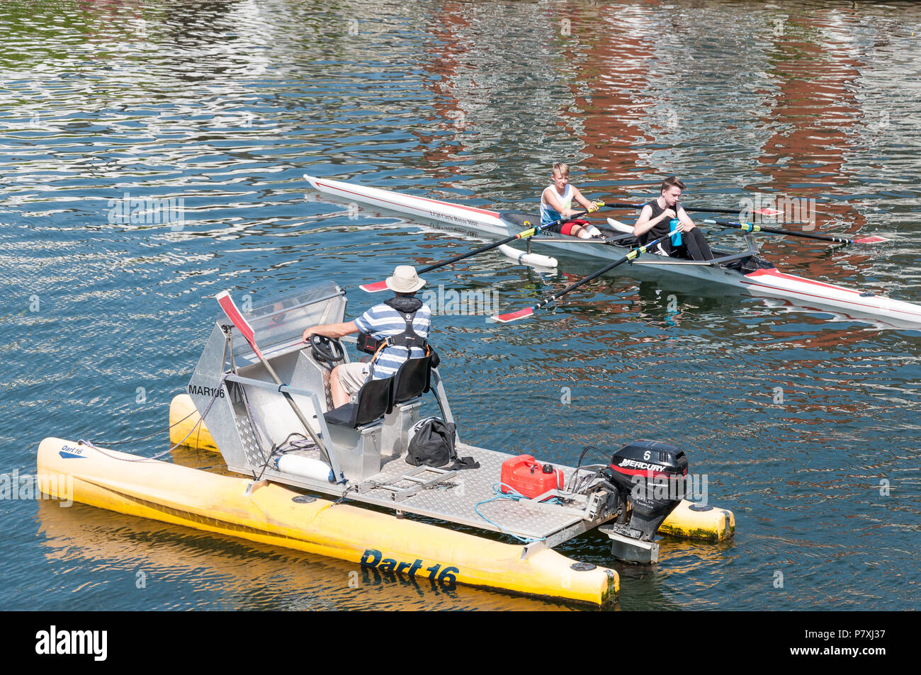 Deux jeunes hommes dans un crâne de deux hommes reçoivent l'encadrement de l'aviron d'un instructeur. Tamise, Marlow, Buckinghamshire, England, UK Banque D'Images