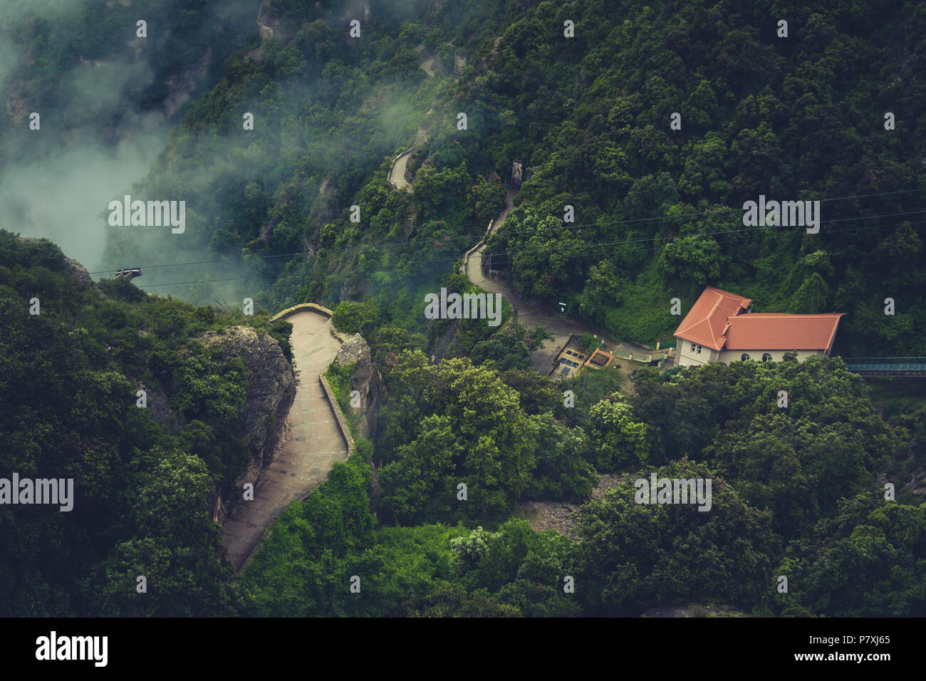 Montagnes près de l'Abbaye de Montserrat en Espagne. Des nuages et du brouillard. Des arbres sur les falaises. Vacances d'été dans les montagnes. Banque D'Images