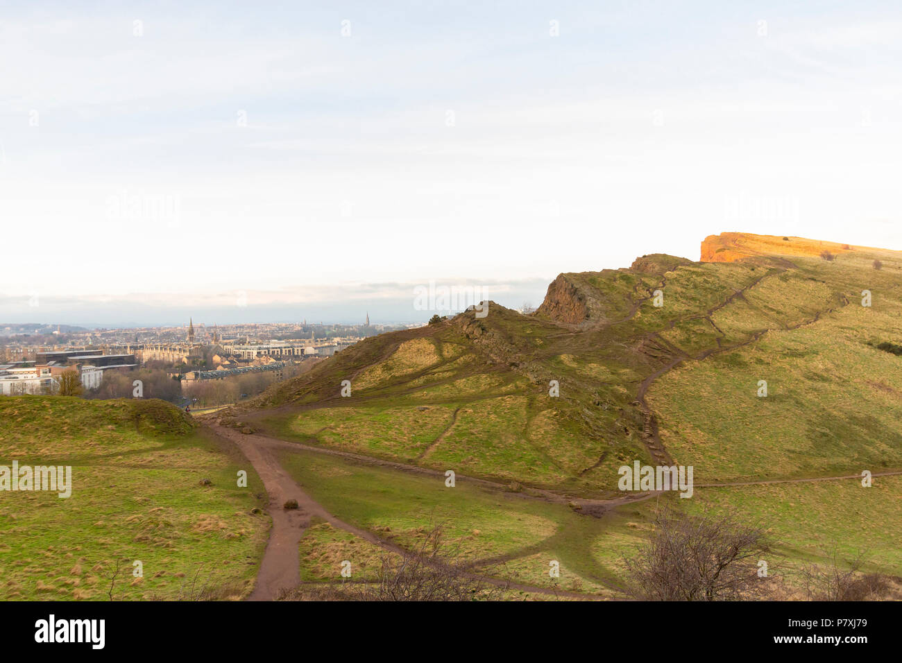 Avis d'Arthur Seat et le parc d'Holyrood à Edimbourg, Ecosse. Banque D'Images