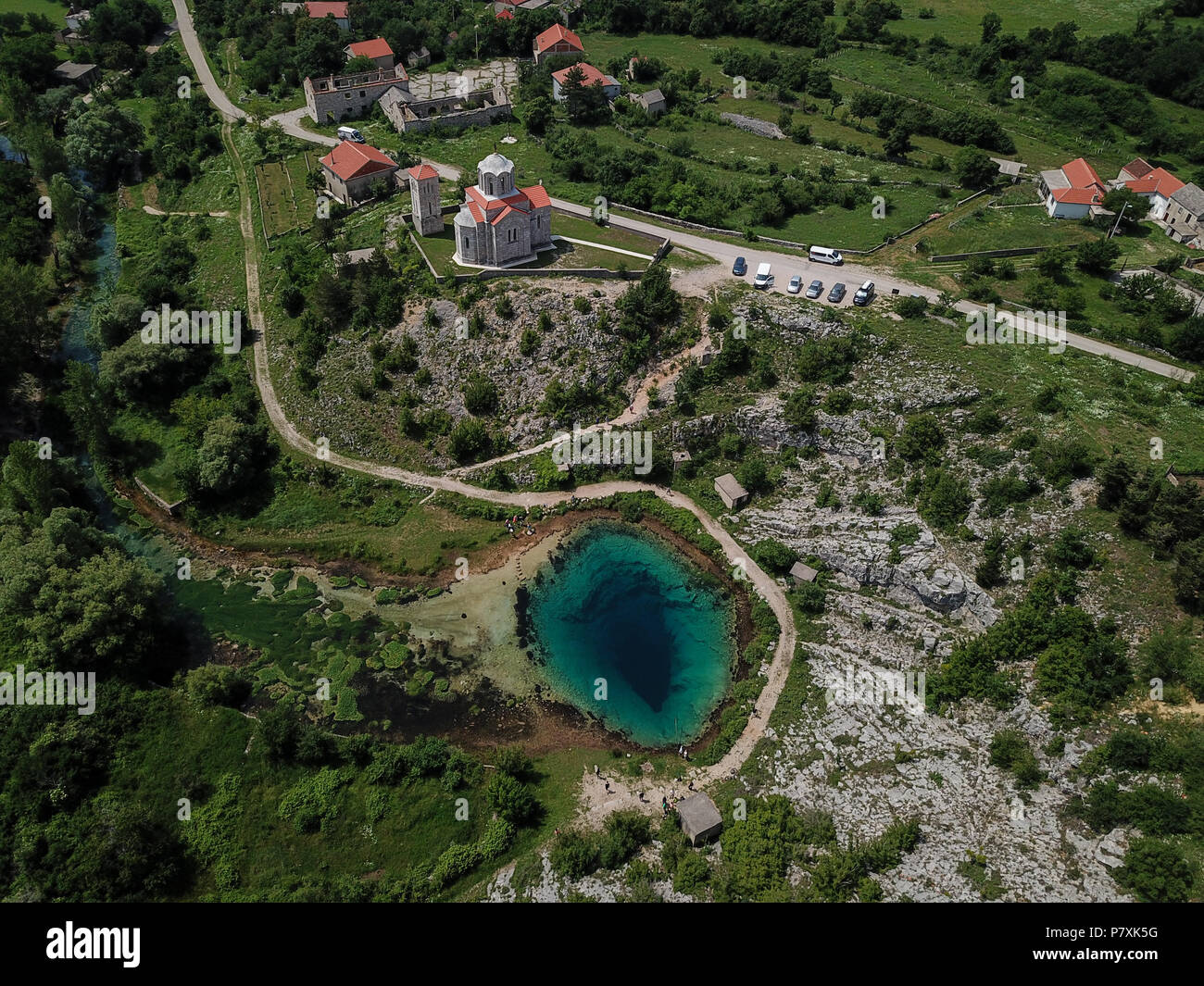 Le ressort de la rivière Cetina (Cetine izvor) dans les contreforts de la montagne Dinara est nommé Blue Eye (Modro oko). Banque D'Images