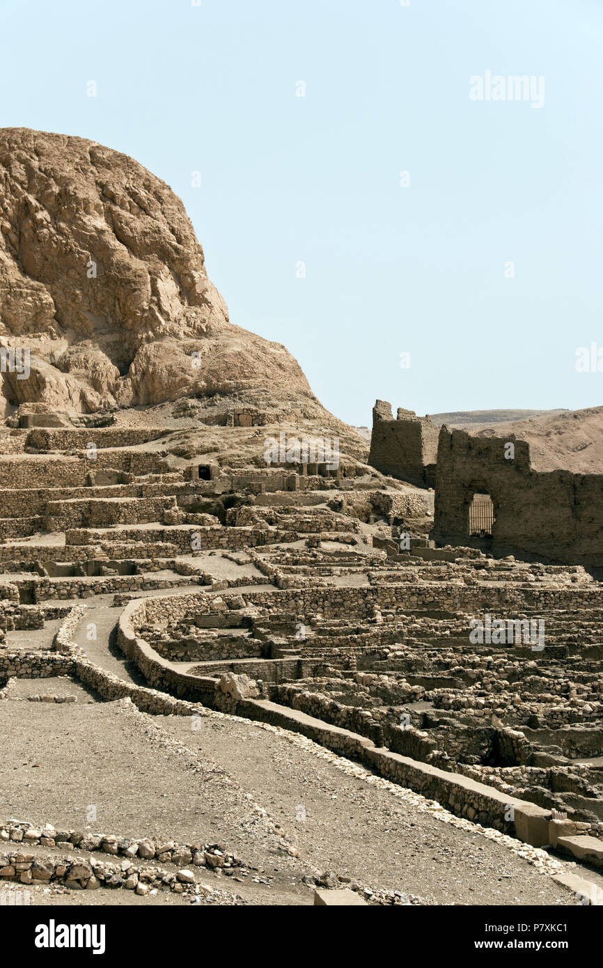 Les ruines de Deir el-Médineh, le village de l'Égypte ancienne des artisans qui ont construit des tombes de la Vallée des Rois, sur la rive occidentale du Nil à Louxor Banque D'Images