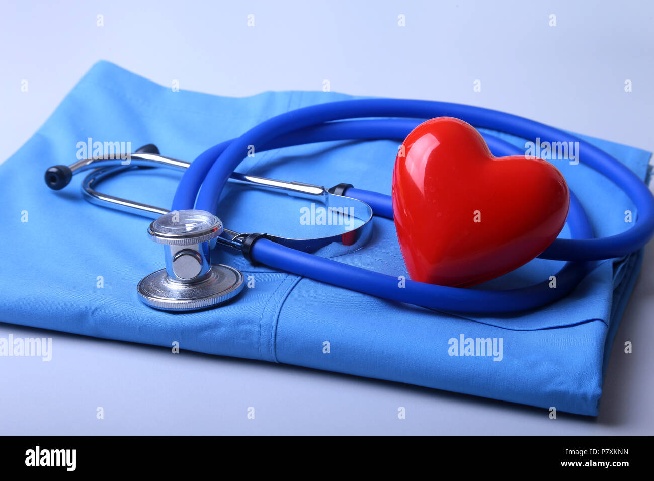 Manteau avec stéthoscope médical Médecin et cœur rouge sur le bureau Photo  Stock - Alamy