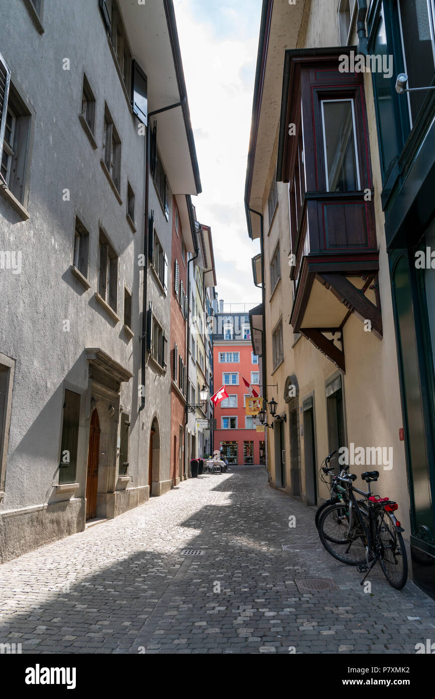 Deux vélos garés sur le côté d'une rue étroite à Zurich Banque D'Images