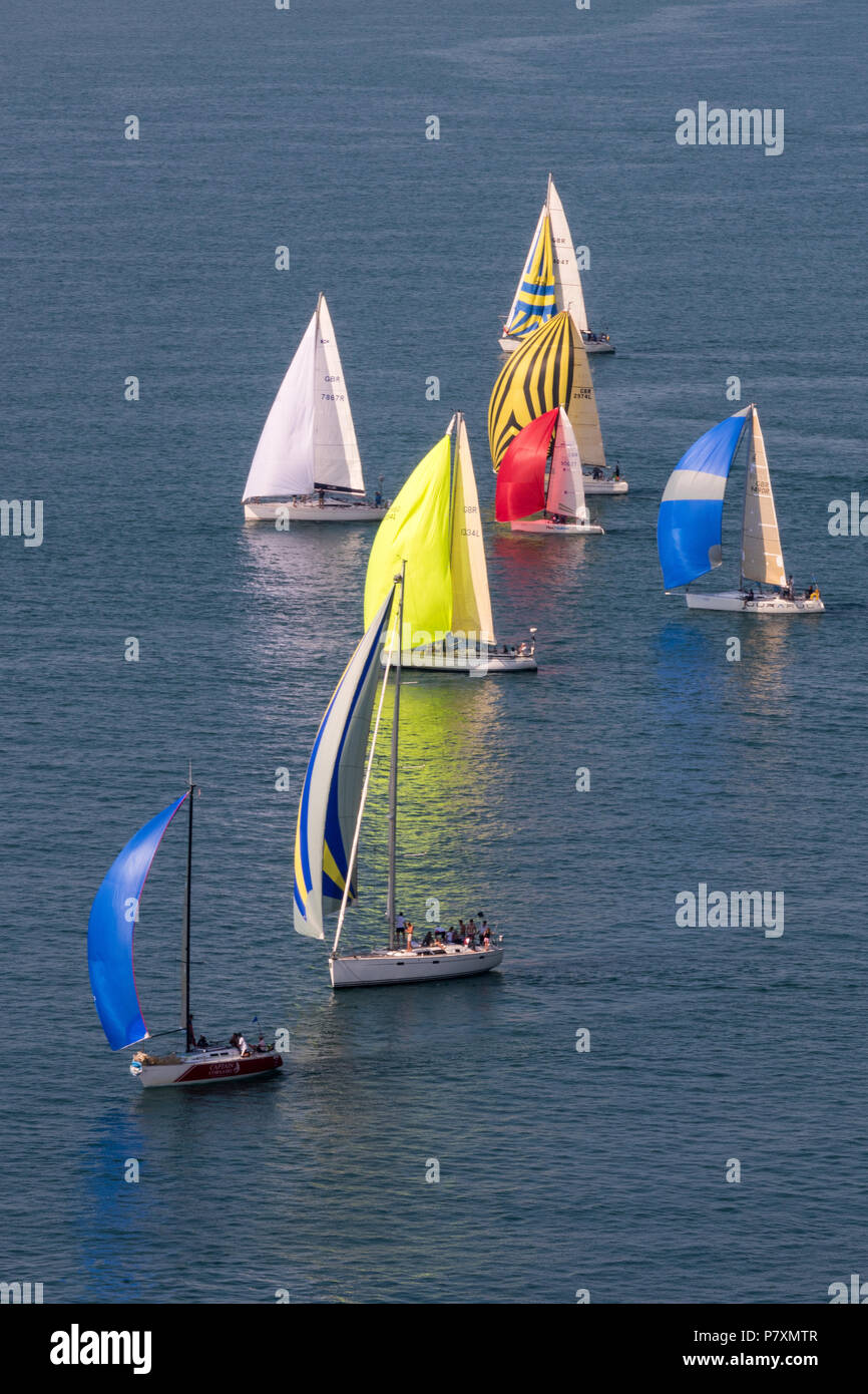 Une flotte de voiliers avec des spinnakers et navigue dans le tour de l'île yacht race. Banque D'Images