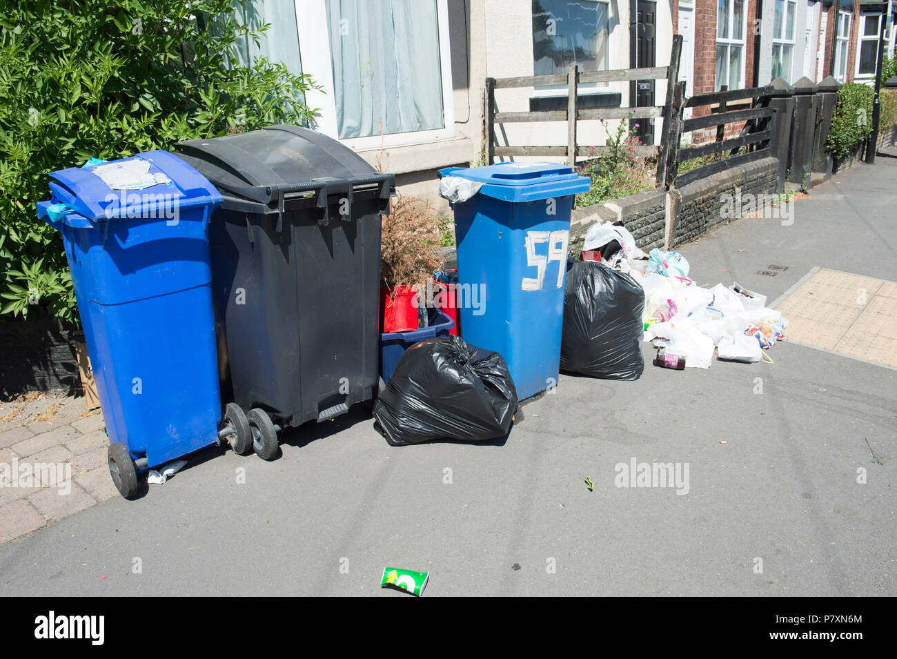 Les ordures laissées sur les rues autour de Sheffields district Highfields dans le sud du Yorkshire, Angleterre Banque D'Images