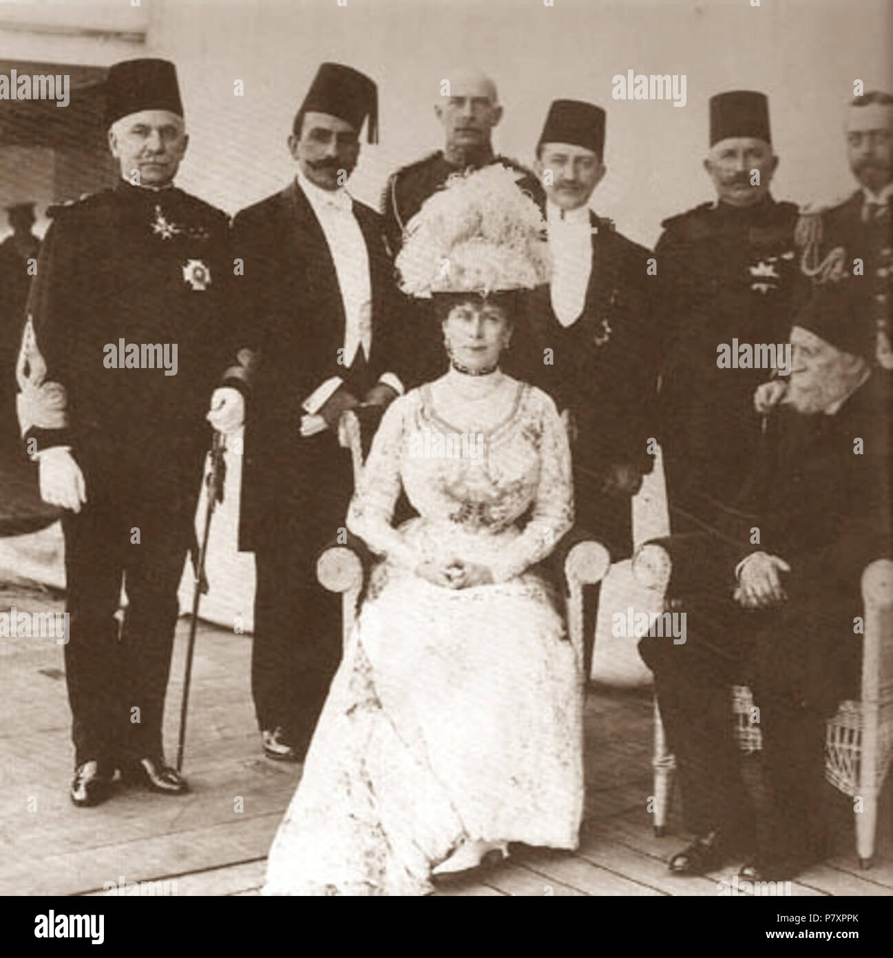 French : Photo prise à bord du HMS Medina à Port Said en décembre 1911. Elle a été prise lors d'une escale du navire duquel le roi George V et la reine Mary en Inde pour le Delhi Durbar au cours de laquelle George V sera officiellement proclamé empereur de l'Inde. Assis à côté de Queen Mary est Kâmil Pasha, quatre fois grand vizir de la Turquie. Un anglophile notoire et un défenseur d'une monarchie constitutionnelle de type britannique à l'Empire Ottoman, le 78-year-old Kâmil Pasha, qui parlait anglais, représenté le Sultan Mehmed V et le gouvernement Jeune-turc. Debout, de gauche à droite : Sir Reginald Wi Banque D'Images