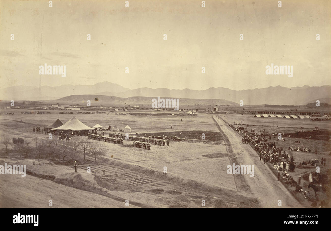 Maidan Durbar et Logar Chiefs [Sherpur Cantonment, Kaboul]. Photographie prise par John Burke en 1879, montrant le Maidan ou espace ouvert au cantonnement à Sherpur, situé un mille au nord de la ville de Kaboul, et le rassemblement de chefs de Logar en Afghanistan pour une réunion avec le durbar ou britanniques. À la suite de l'assassinat du résident britannique Sir Louis Cavagnari et sa mission à Kaboul en septembre 1879, le général Roberts et ses forces sont entrés dans la ville et occupé le cantonnement en octobre. Roberts a été chargé de lancer l'action punitive contre les Afghans, fixant sa vigueur à Ka Banque D'Images