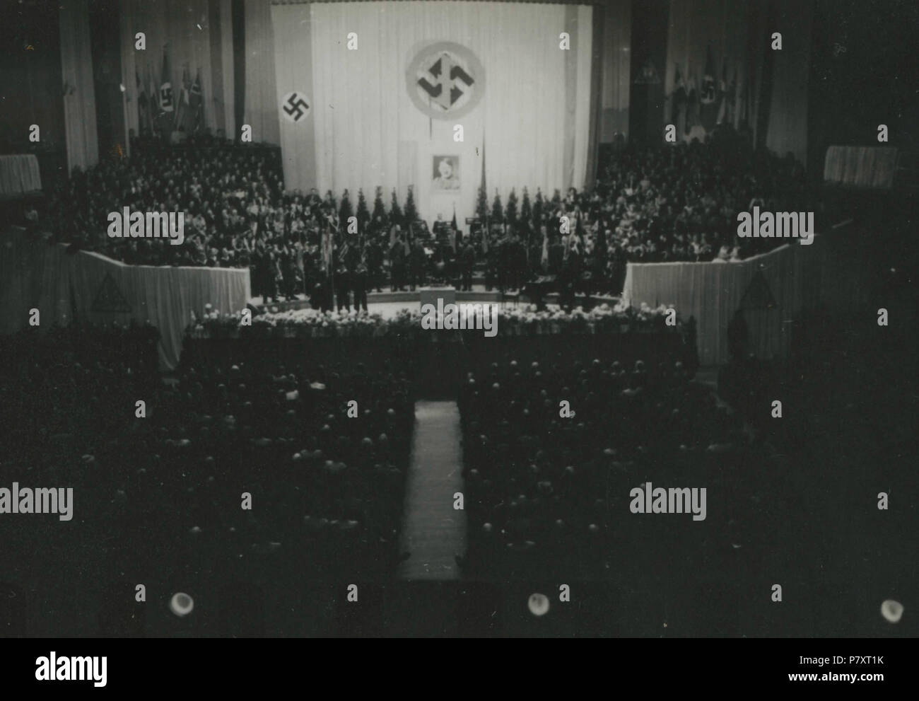 . Trouwbetuiging aan den Führer. Nederlands : Trouwbetuiging aan den Führer in het Concertgebouw Amsterdam 22-7-1944 te op. Cette foto est afkomstig Uit het archief van de Fotodienst der NSB. 22 juillet 1944 161 - NSB der Fotodienst NIOD - 156211 Banque D'Images