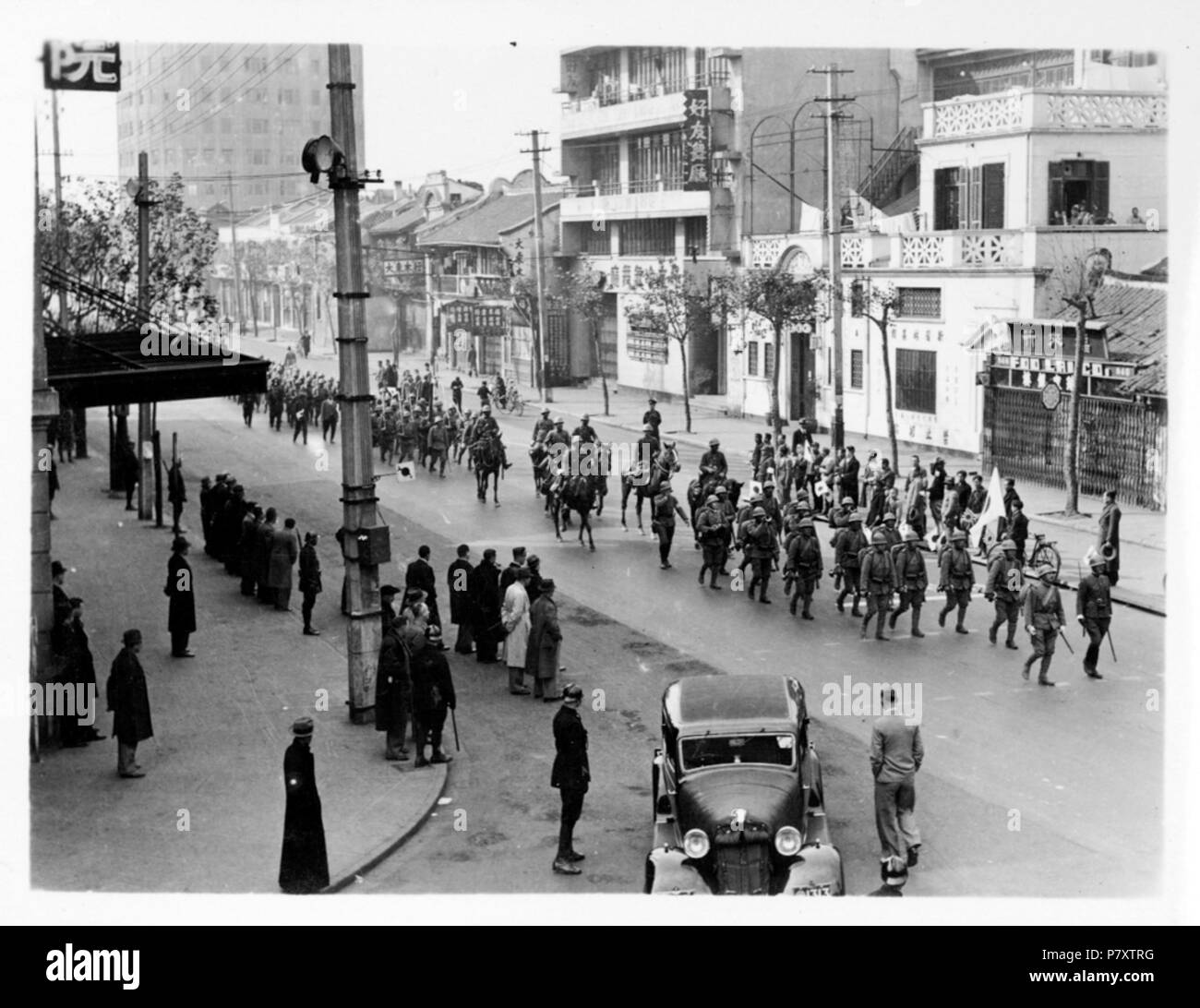 Anglais : les troupes japonaises défilant à l'intérieur de la Concession française de Shanghai en 1937. Les Japonais seulement occupé la partie chinoise de la Shanghai pendant la guerre sino-japonaise de 1937, mais ils ont indiqué clairement que le règlement International et la Concession française étaient sans défense et à leur merci. Prises en 1937 164 1937 Concession Française Banque D'Images
