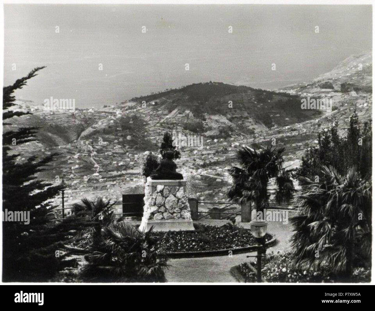 Português : Funchal visto do Terreiro da Luta. Em Primeiro Plano un estátua de Zarco de Francisco Franco, 1914. Fotografia de 1930 (c.). Funchal, Monte, Ilha da Madeira. vers 1930 166 Funchal visto do Terreiro da Luta, ch. 1930 Banque D'Images