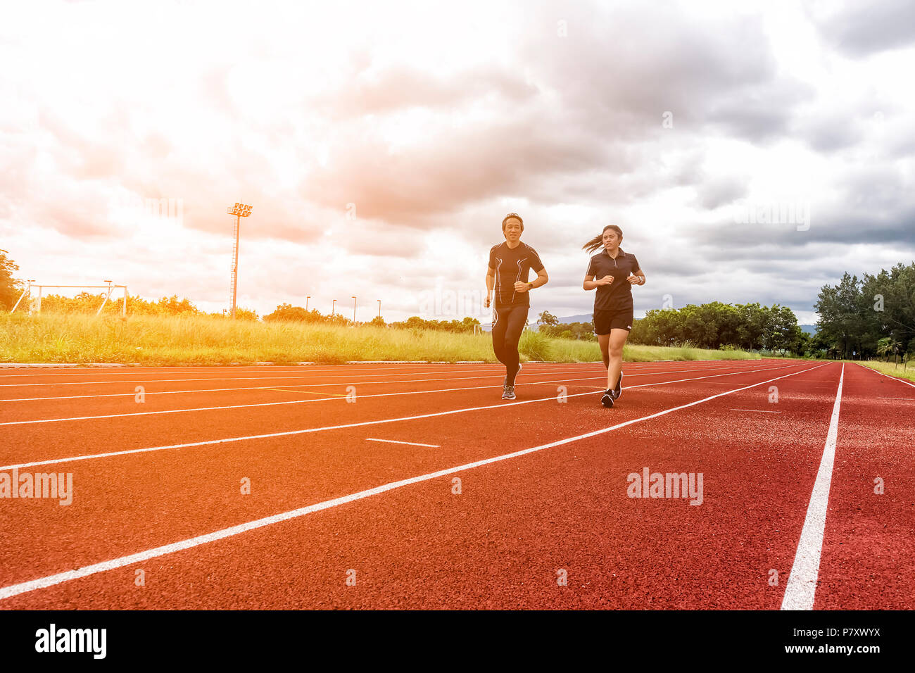 Deux coureurs du jogging sur la piste de course, sport et l'activité sociale concept Banque D'Images