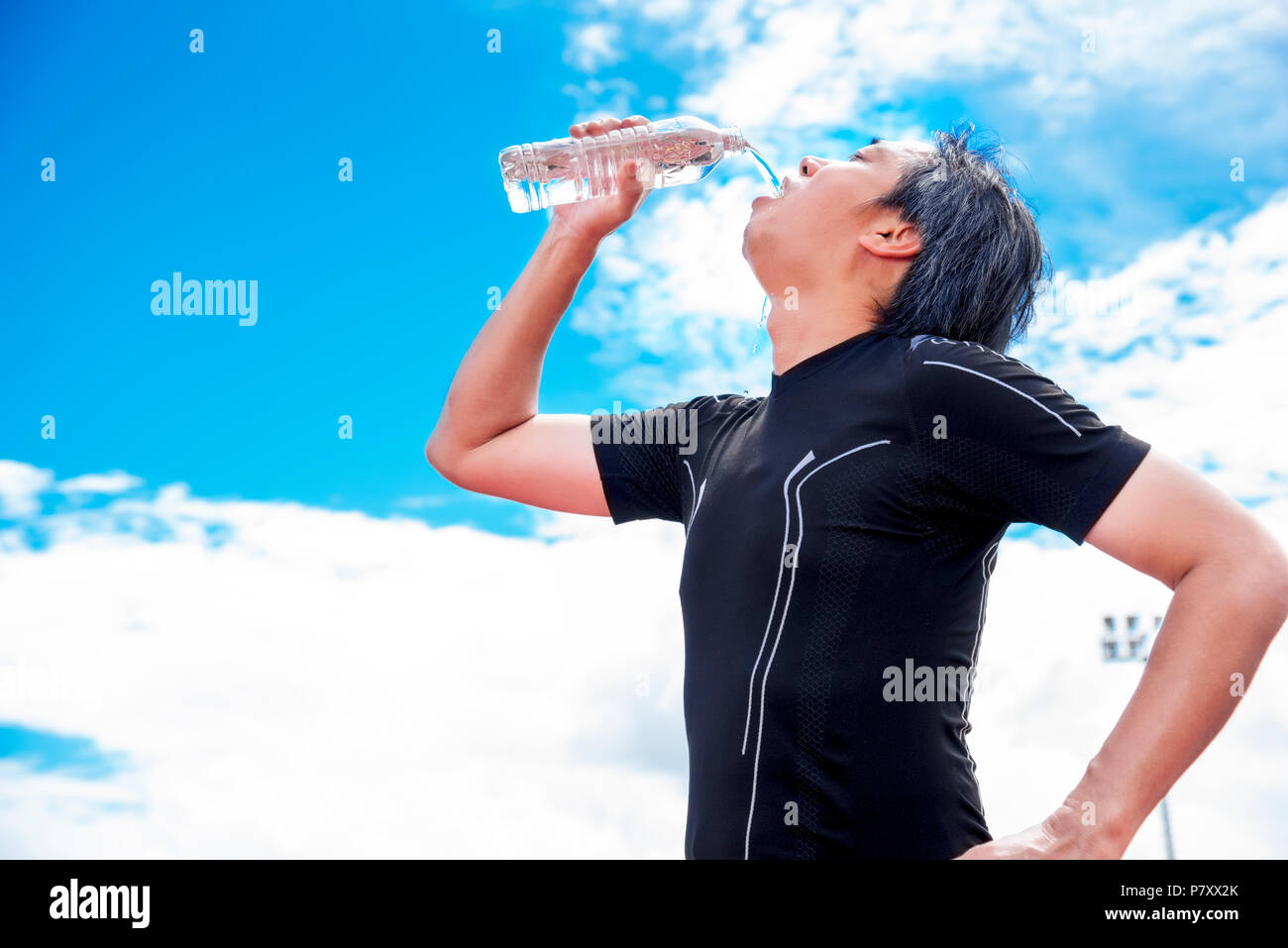 L'eau pure potable sportif quand prendre pause ou temps de repos, détente et sport concept Banque D'Images