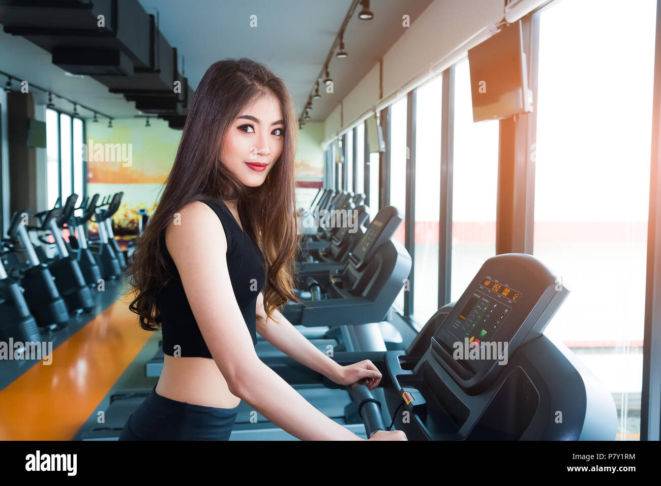 Sport asiatique femme marcher ou courir sur un tapis roulant d'entraînement  de forme physique de l'équipement de sport. Sport et beauté concept. La  formation de force et d'entraînement thème. Location Photo Stock -