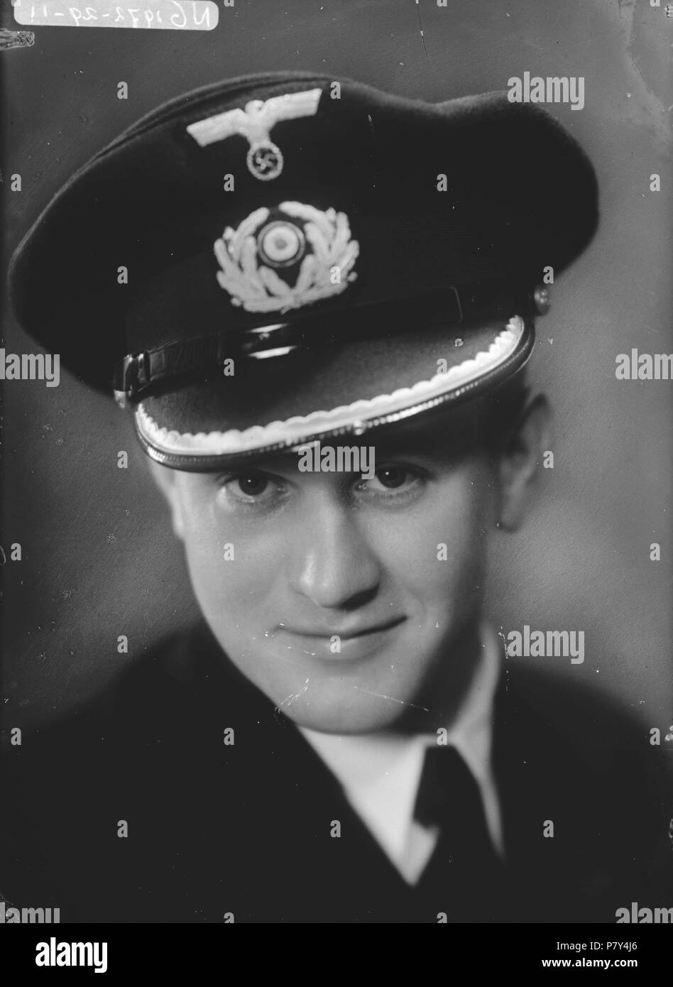 Nederlands : Portretbuste Beschrijving van Leutnant W. Dopheide en uniforme van de Duitse Kriegsmarine. Documenttype foto Vervaardiger Merkelbach, Atelier J. Collectie Collectie Atelier J. Merkelbach Datering 1940 t/m 1945 http://archief.amsterdam/archief/10164/35346 Afbeeldingsbestand Inventarissen 010164033079 générée avec Dememorixer . 1940 t/m 1945 213 Jacob Merkelbach, Afb 010164033079 Banque D'Images