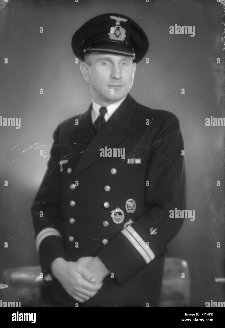 Nederlands : Avance Description de l'Oberleutnant E. Jestädt en uniforme van de Duitse Kriegsmarine. Documenttype foto Vervaardiger Merkelbach, Atelier J. Collectie Collectie Atelier J. Merkelbach Datering 1940 t/m 1945 http://archief.amsterdam/archief/10164/35363 Afbeeldingsbestand Inventarissen 010164033096 générée avec Dememorixer . 1940 t/m 1945 213 Jacob Merkelbach, Afb 010164033096 Banque D'Images