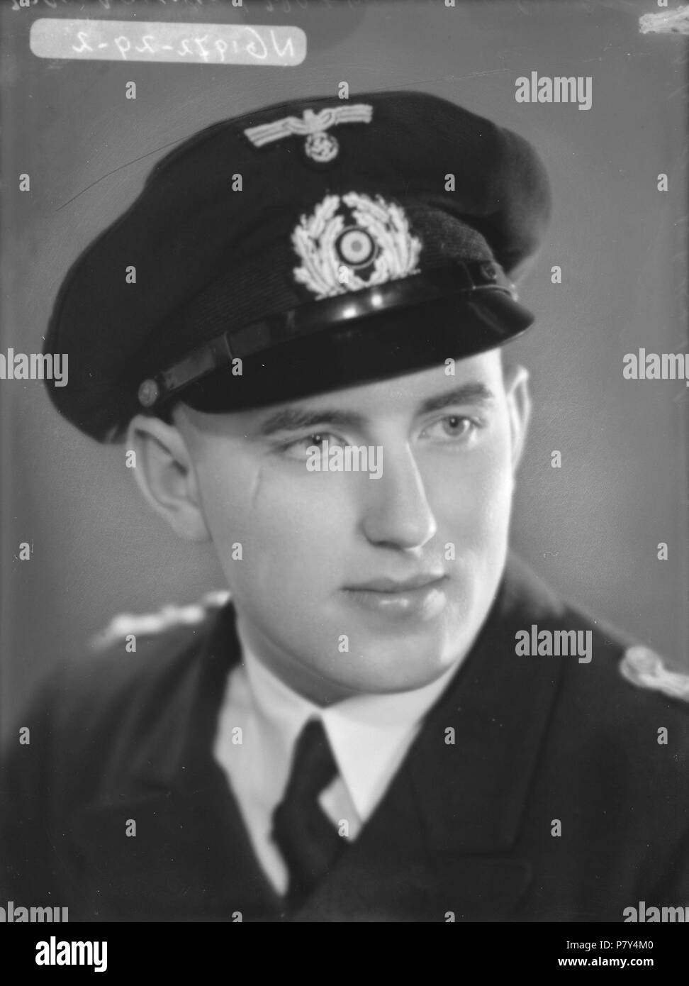 Nederlands : Beschrijving Portret van de Heer Baessler en uniforme Allemand van de Kriegsmarine. Documenttype foto Vervaardiger Merkelbach, Atelier J. Collectie Collectie Atelier J. Merkelbach Datering 1940 t/m 1945 http://archief.amsterdam/archief/10164/35378 Afbeeldingsbestand Inventarissen 010164033111 générée avec Dememorixer . 1940 t/m 1945 213 Jacob Merkelbach, Afb 010164033111 Banque D'Images