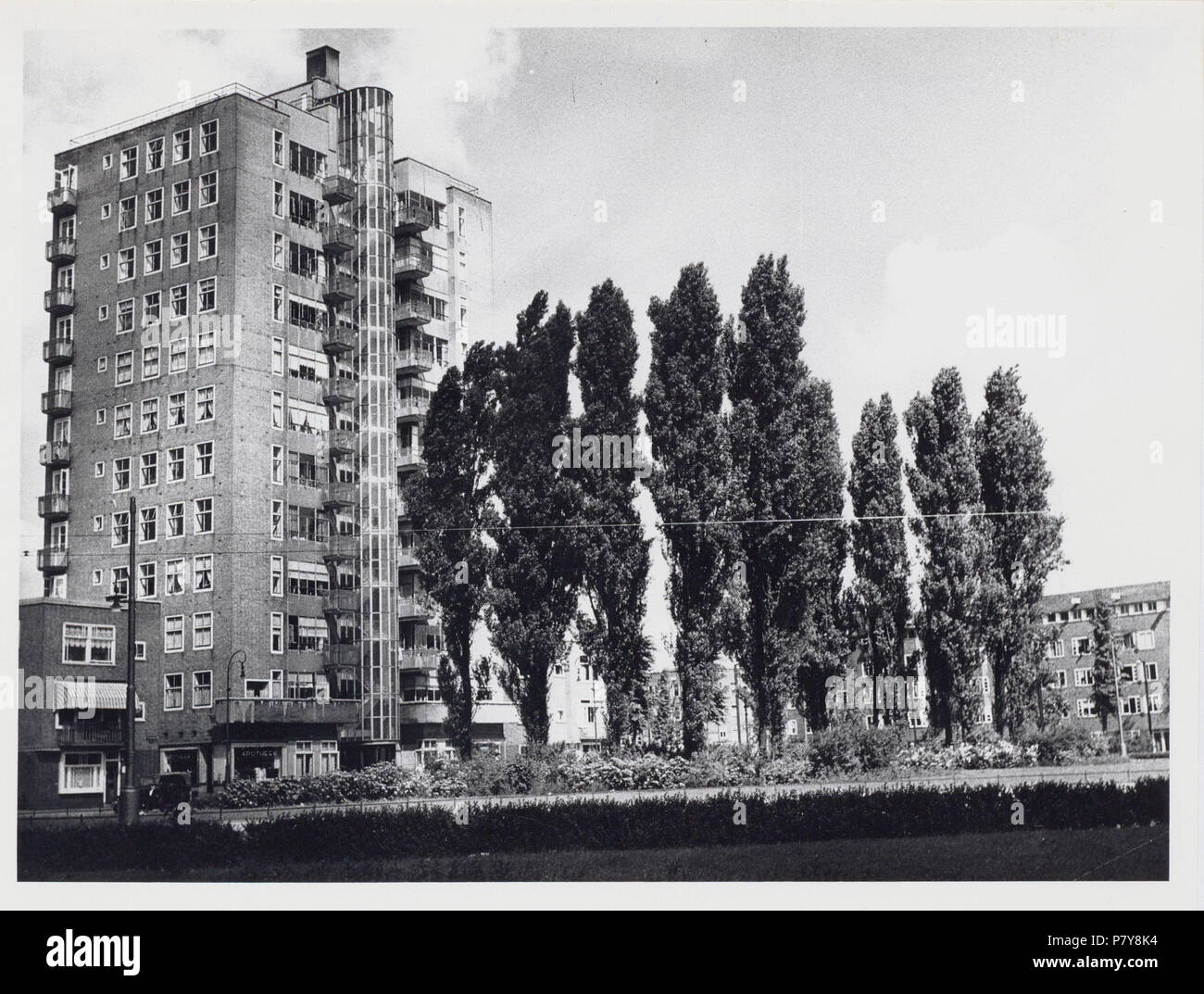 Nederlands : Beschrijving Daniël Willinkplein (sinds 1946 Wolkenkrabber Victorieplein) 45-47. Dans noordwestelijke Gezien richting naar Churchill-laan. En 1931 l'architecte porte Gebouwd J.F. Staal (1879-1940). Liens Op de Hoek : numéro 43. Documenttype foto Vervaardiger Merkelbach, Atelier J. Collectie Collectie Atelier J. Merkelbach Geografische http://archief.amsterdam/archief/10164/36359 Afbeeldingsbestand naam Victorieplein Inventarissen B00000002799 générée avec Dememorixer . vers 1900 217 Jacob Merkelbach, Afb B00000002799 Banque D'Images