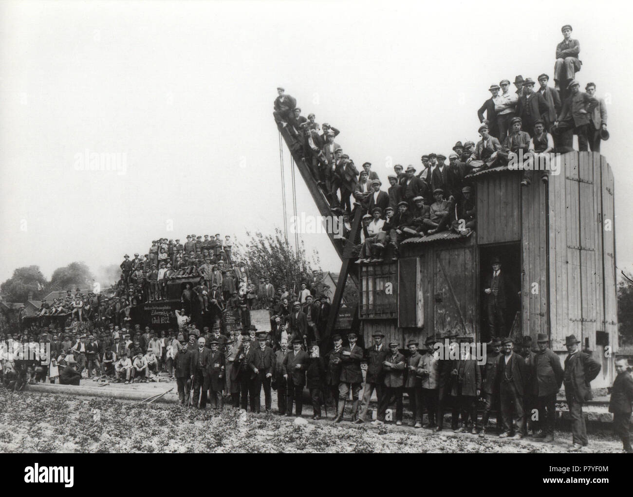 Anglais : régénération de la liaison entre l'arbre 1/2 - 3/10 - 4/5 , juillet 1922 Deutsch : Neubau der Verbindungsbahn Zollverein 1/2 - 3/10 - 4/5, 1. Juli 1922 . Juillet 1922 Neubau-Verbindungsbahn Zollverein-Juli 285-1922 Banque D'Images
