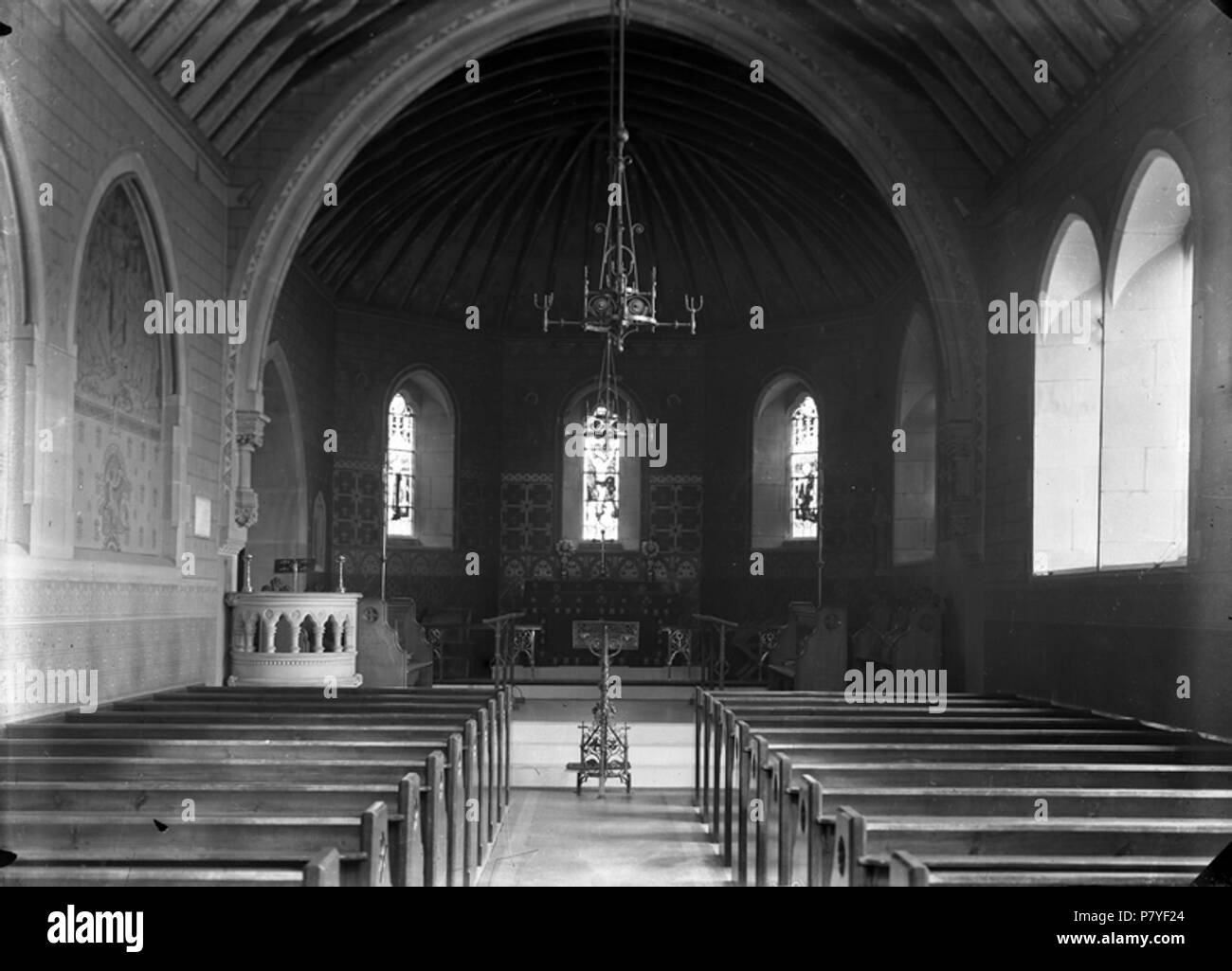 Anglais : à l'intérieur de la nef de St Jacques le moins église paroissiale, Spring Bank, New Mills, Derbyshire, looling vers le choeur de l'abside. Il est maintenant un centre d'arts. Avant 1914 285 St Jacques le moins par John Peter Beverly Banque D'Images