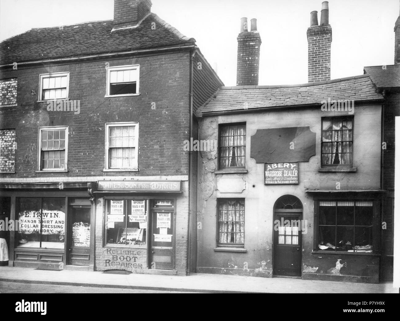 Anglais : Oxford Road, Reading. Côté nord, ch. 1902. N° 46 (E. Irwin, le collier à laver) ; No 44 (Noakes et Fils, cordonniers) ; No 42 (Henry James Abery, vêtements de seconde main au détaillant). 1900-1909 : photographie par Walton Adams. Une partie de cette photographie a été utilisée pour faire de carte postale, Dynix 1221788. 1902 298 Oxford Street, Reading, c. 1902 (1) Banque D'Images