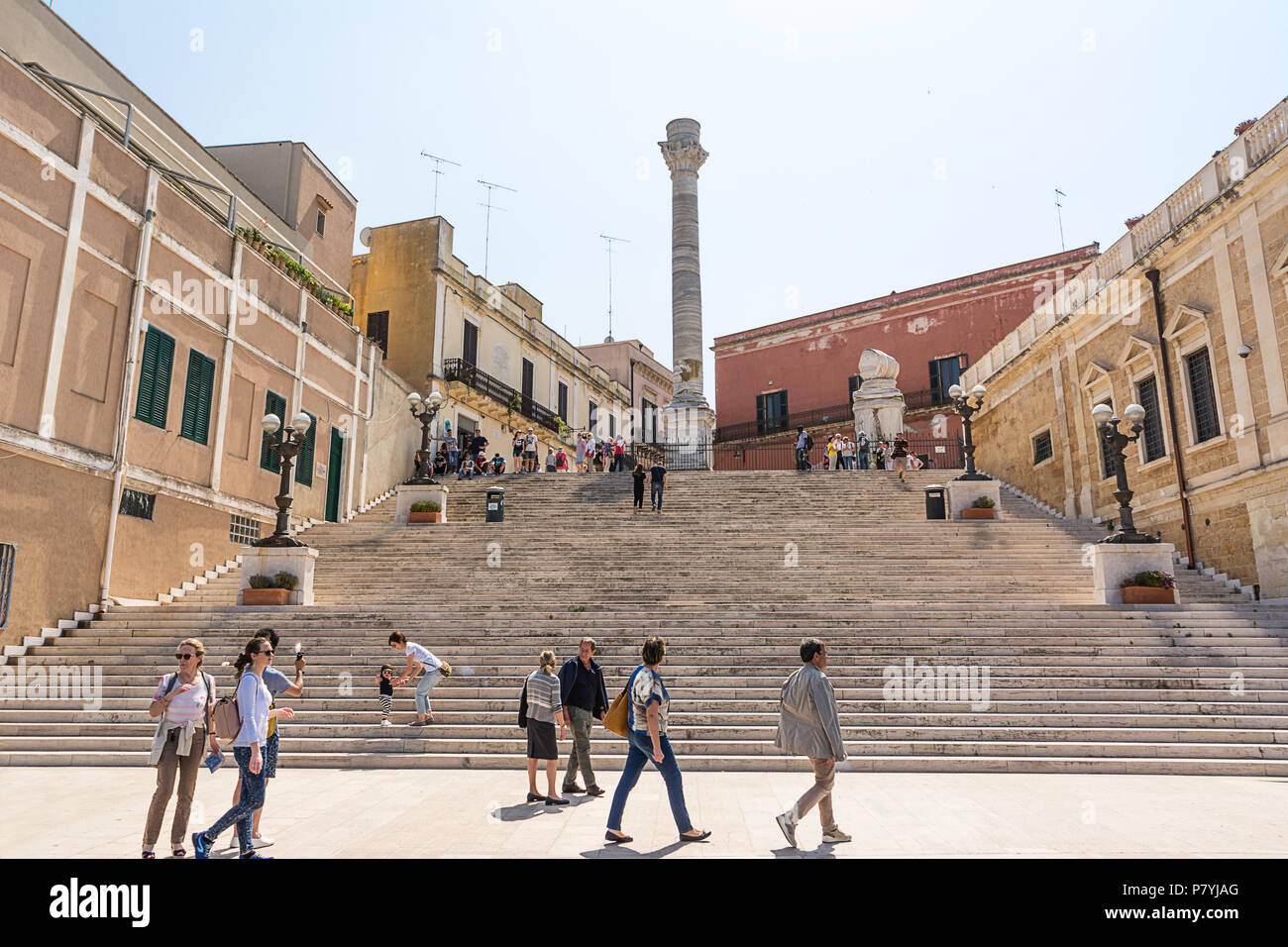 Brindisi, Italie - 30 Avril 2018 : Terminal de colonnes de la Via Appia antique qui commence à Rome et se termine à Brindisi (Italie) et les touristes visitant Banque D'Images