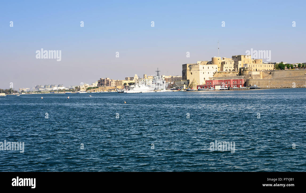 Brindisi, Italie - 30 avril 2018 Federciano : château, port militaire et expédier à Brindisi au coucher du soleil Banque D'Images