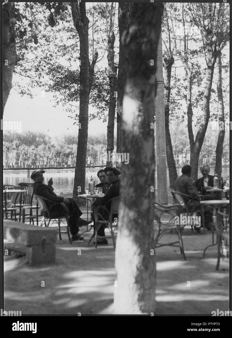 83 CH-NB - Spanien, Puigcerda- Strassencafé - Annemarie Schwarzenbach - SLA-Schwarzenbach-A-5-01-022 Banque D'Images