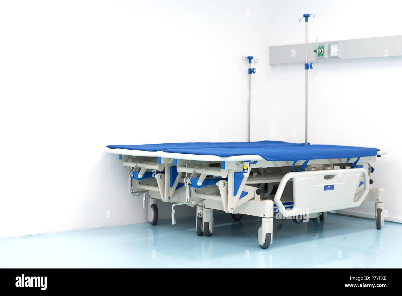 Deux lit d'hôpital sur le coin chambre. Concept de la salle d'urgence et de  l'hôpital Photo Stock - Alamy