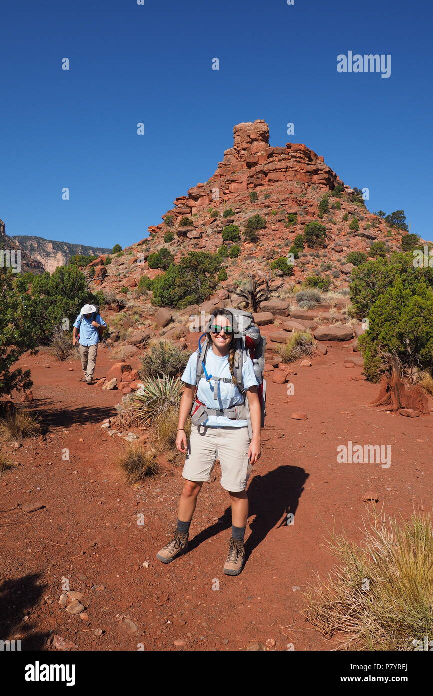 Backpacker femelle prêt à aller sur Horseshoe Mesa dans le Parc National du Grand Canyon, Arizona. Banque D'Images