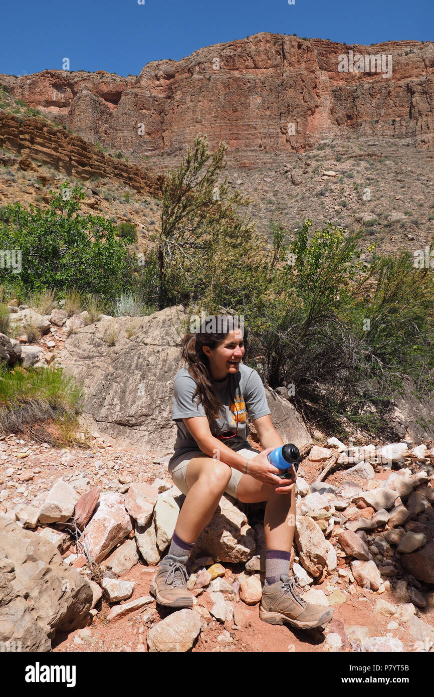 Backpacker femelle prendre du repos sur le Grandview Trail dans le Parc National du Grand Canyon, Arizona, United States. Banque D'Images