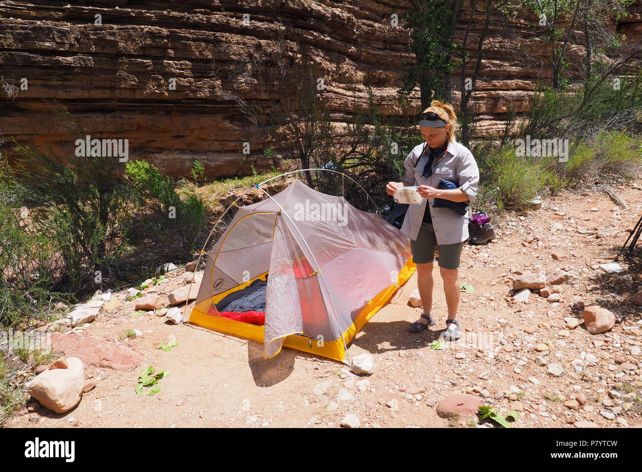 La mise en place d'backpacker femelle camp à Hance Creek dans le Parc National du Grand Canyon, Arizona, United States. Banque D'Images