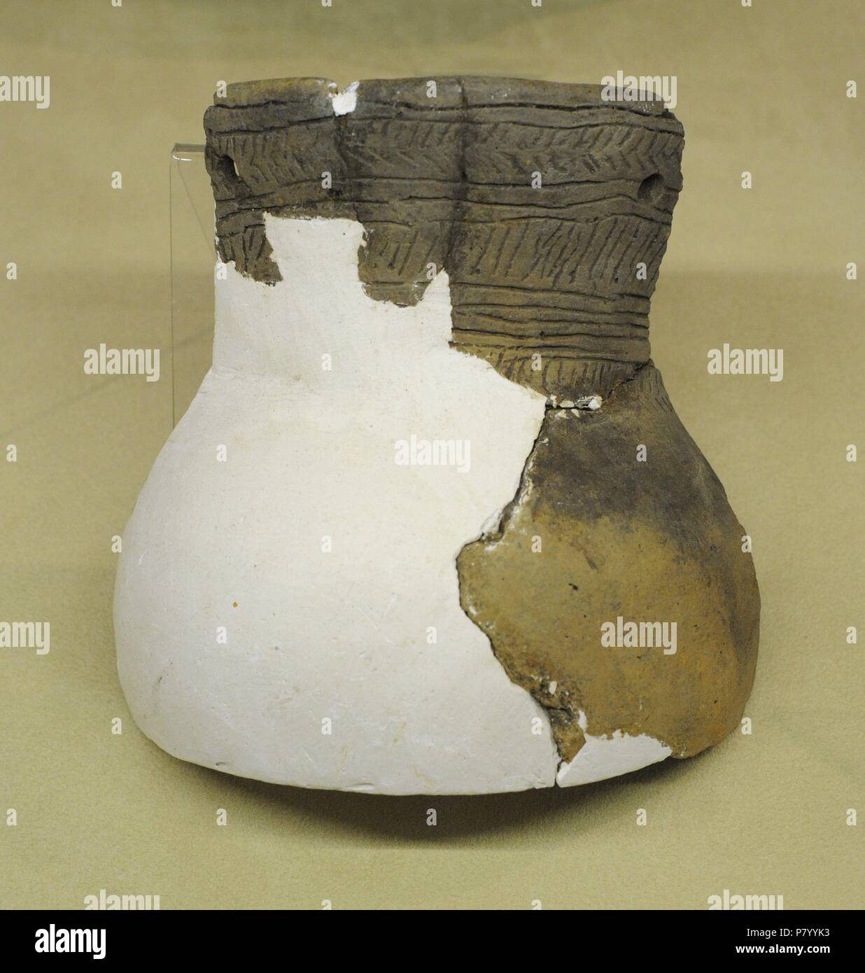 La Pologne. La préhistoire. Néolithique. La reconstruction d'un bâtiment décoré avec des bandes. Exposition temporaire "Le Règlement Chasseurs Fok de l'âge de pierre dans le golfe de puck" (mars-juin 2015). Musée archéologique. Gdansk. La Pologne. Banque D'Images