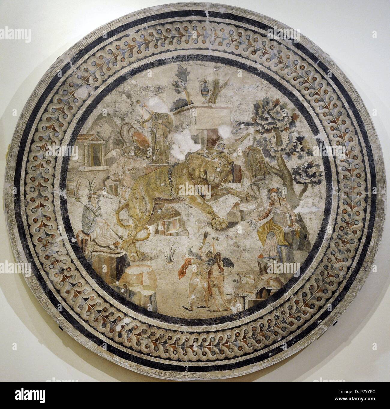 Mosaïque romaine ronde d'un lion et Cupids entre Dionysos et Ménade, Pompéi, maison de centaure. Musée Archéologique National, Naples. L'Italie. Banque D'Images