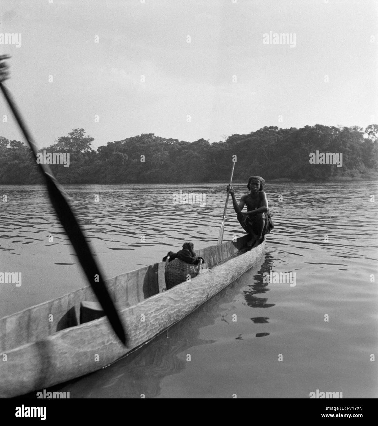 Belgisch-Kongo, Fluss Mongala : Alltagsszene Einbaum ; Farbige Frau auf sitzend auf dem Fluss. de mai 1941 à mars 1942 66 CH-NB - Belgisch-Kongo, Fluss Mongala- Alltagsszene - Annemarie Schwarzenbach - SLA-Schwarzenbach-A-5-25-077 Banque D'Images