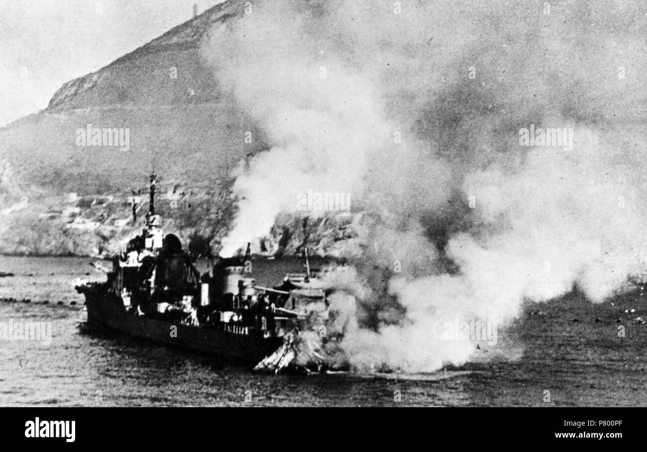 English : Contre torpilleur Mogador : anglais français leader destroyer Mogador à brûler après un obus à Mers-el-Kebir le 3 juillet 1940. 3 juillet 1940 276 Mogador 03-07-1940 jpg Banque D'Images