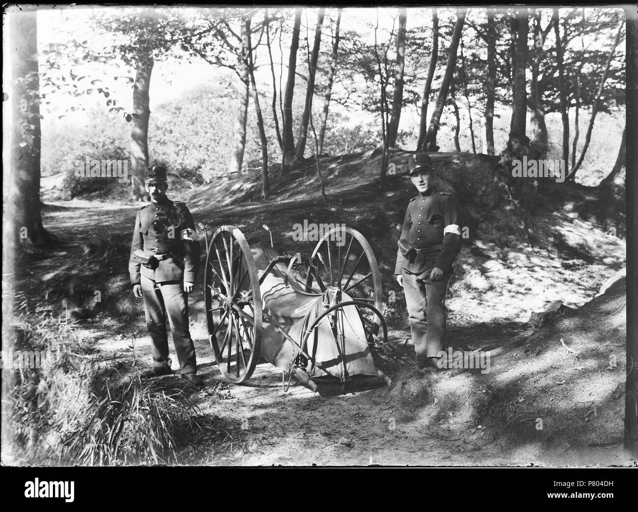 Jumporama hospitaalsoldaten in de brancard op wielen. Datum : 1916 Catalogusnummer : FO1400123 . 21 juillet 2015, 14:48 275 Mobilizatie 1914-1918 (19859319816) Banque D'Images