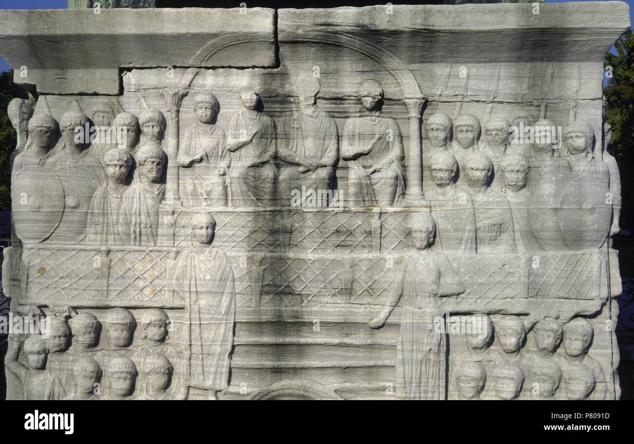 Obélisque de Théodose. Piédestal. Le soulagement. L'empereur et de sa cour (sud). 4ème ANNONCE de siècle. Ancien Hippodrome de Constantinople. Istambul, Turquie. Banque D'Images