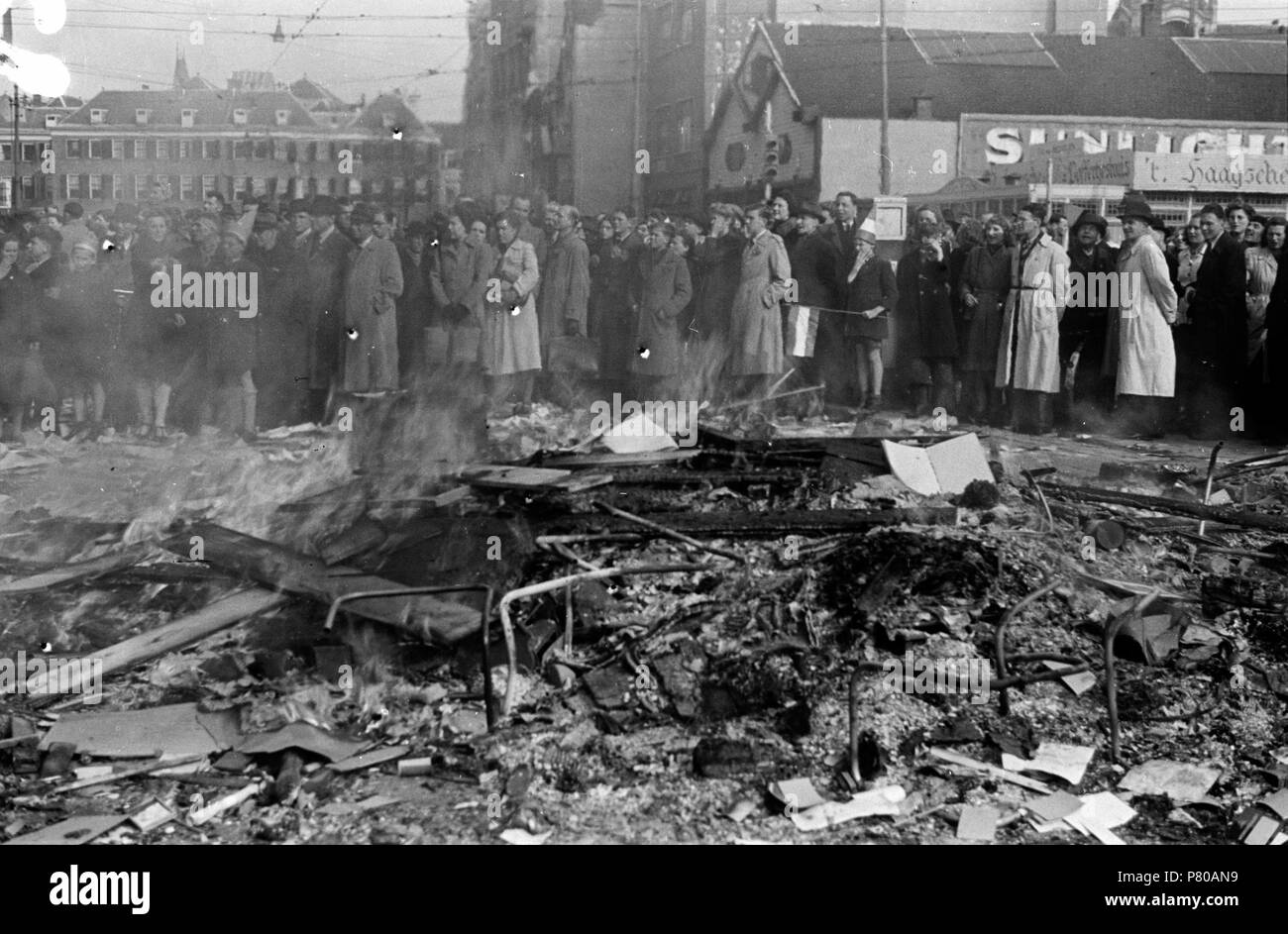 . Huizinga collectie vernieling bezittingen INCENDIENSB - NIOD - 216605. Nederlands : Foto uit de collectie Huizinga van het NIOD. Hagenaars steken poule porte de naar buiten gesmeten inboedel van het NSB-huis aan het Spui op straat en marque. Menno Huizinga a été onderdeel van Ondergedoken en caméra de illegaal haal foto's tijdens de bezetting. Dit is hij zijn en hoofdzakelijk acte woonplaats Den Haag. N/A 37 AV856 HUI-1307 Banque D'Images