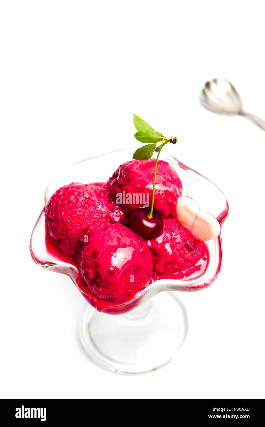 Cherry boules de glace dans une tasse sur blanc Banque D'Images