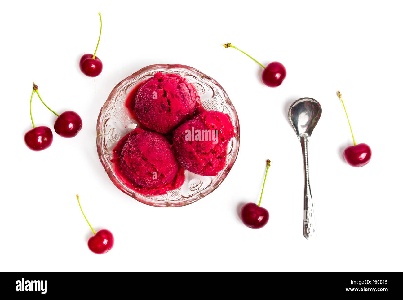 Cherry boules de glace dans un bol on white Banque D'Images