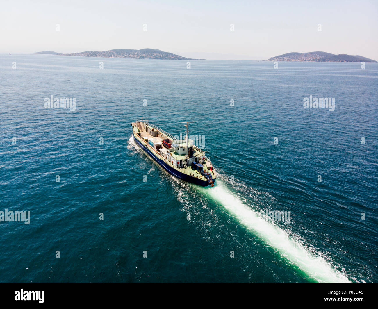 Vue aérienne de Drone Cargo transporter des véhicules pour l'île. Transports - Banque D'Images