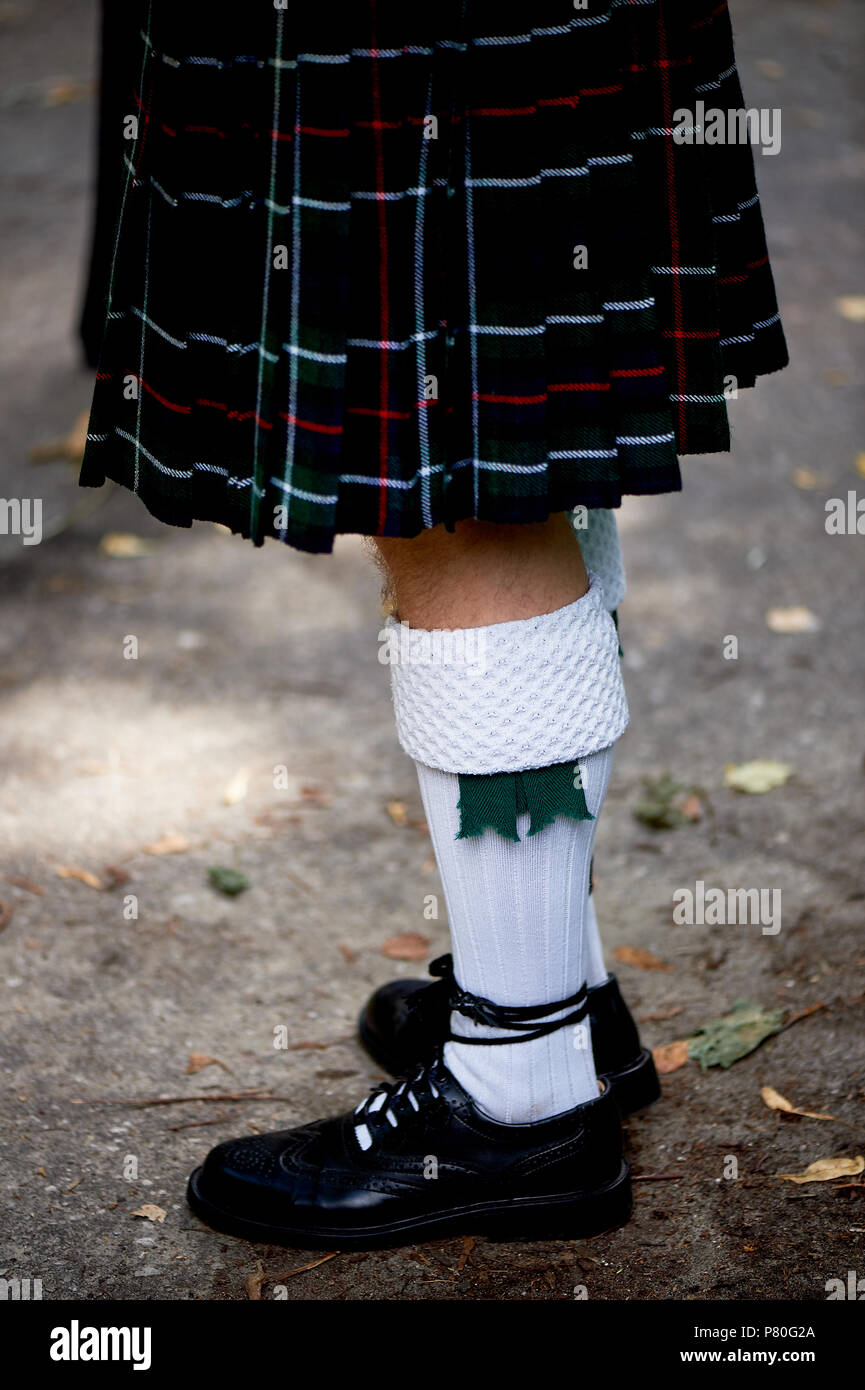 Chaussettes blanches et plaid jupe kilt écossais. La culture Banque D'Images