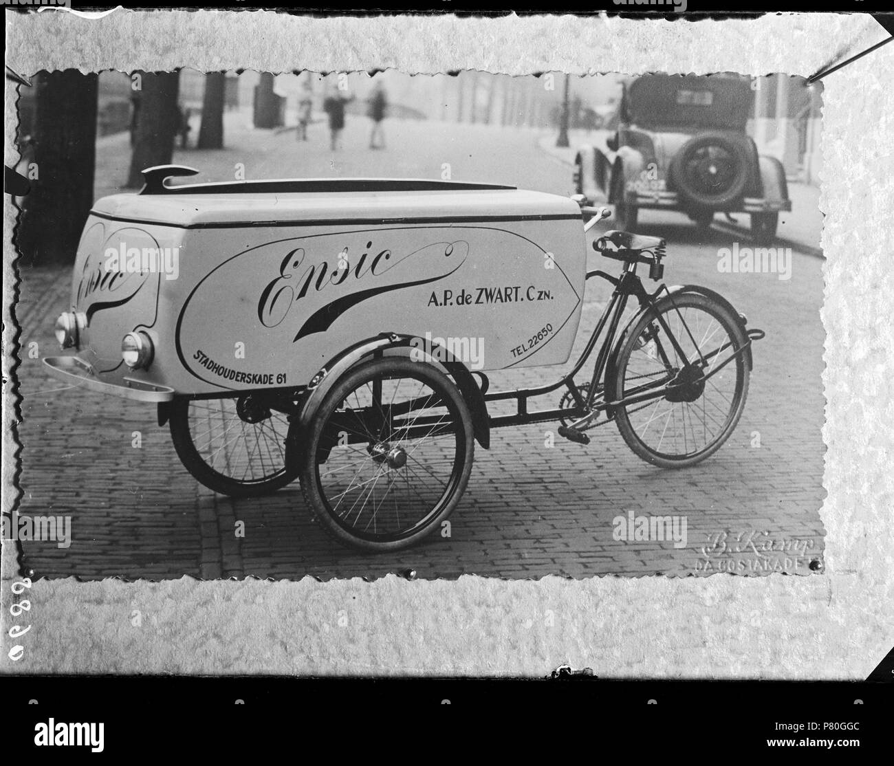 Nederlands : Een bakfiets Bakfiets Beschrijving van A.P. de Zwart Czn Stadhouderskade 61,.. Documenttype foto Vervaardiger, Paul Guermonprez Collectie Collectie Paul Guermonprez Datering 1934 ca. Inventarissen http://archief.amsterdam/archief/10016 Afbeeldingsbestand Dememorixer avec généré 010016000205 . circa 1934 305 Paul Guermonprez, Afb 010016000205 Banque D'Images