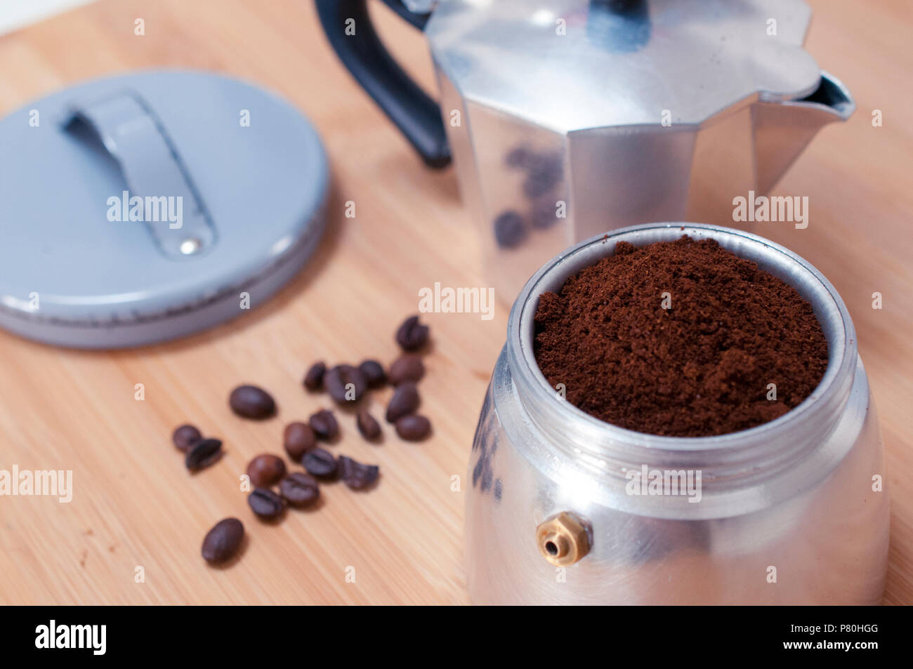 Plein de Moka café moulu frais prêt à être préparé Banque D'Images