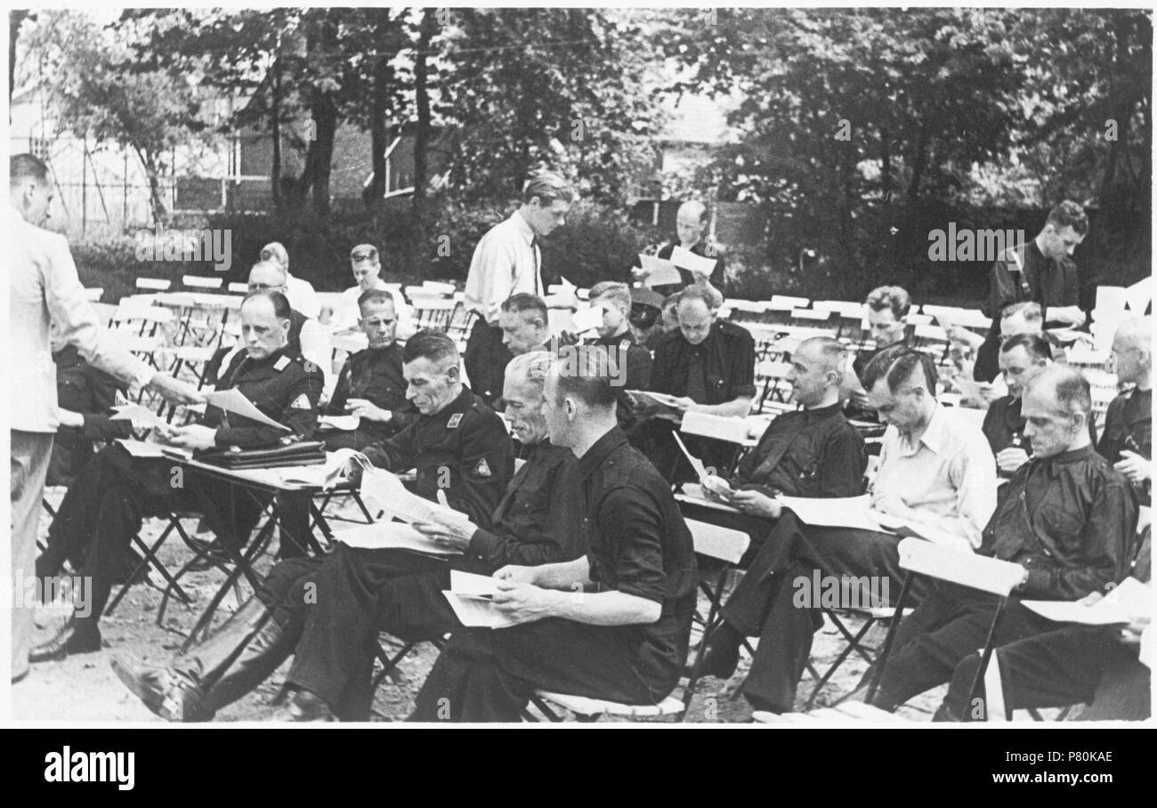 . Incendiensb Propagandacursus. Nederlands : propagandacursus INCENDIENSB te Maarssen, 12 juli 1941 fr 13. Vol aandacht worden de uiteenzettingen gevolgd. Op de voorste r van rij. naar l. kameraad Voorhoeve en de hoofden der diensten Schriftelijke Propagande, Foto, en Fotonieuws.' Cette foto est afkomstig Uit het archief van de Fotodienst der NSB. 12 juillet 1941 322 Propagandacursus - NSB NSB der Fotodienst - NIOD - 77703 Banque D'Images