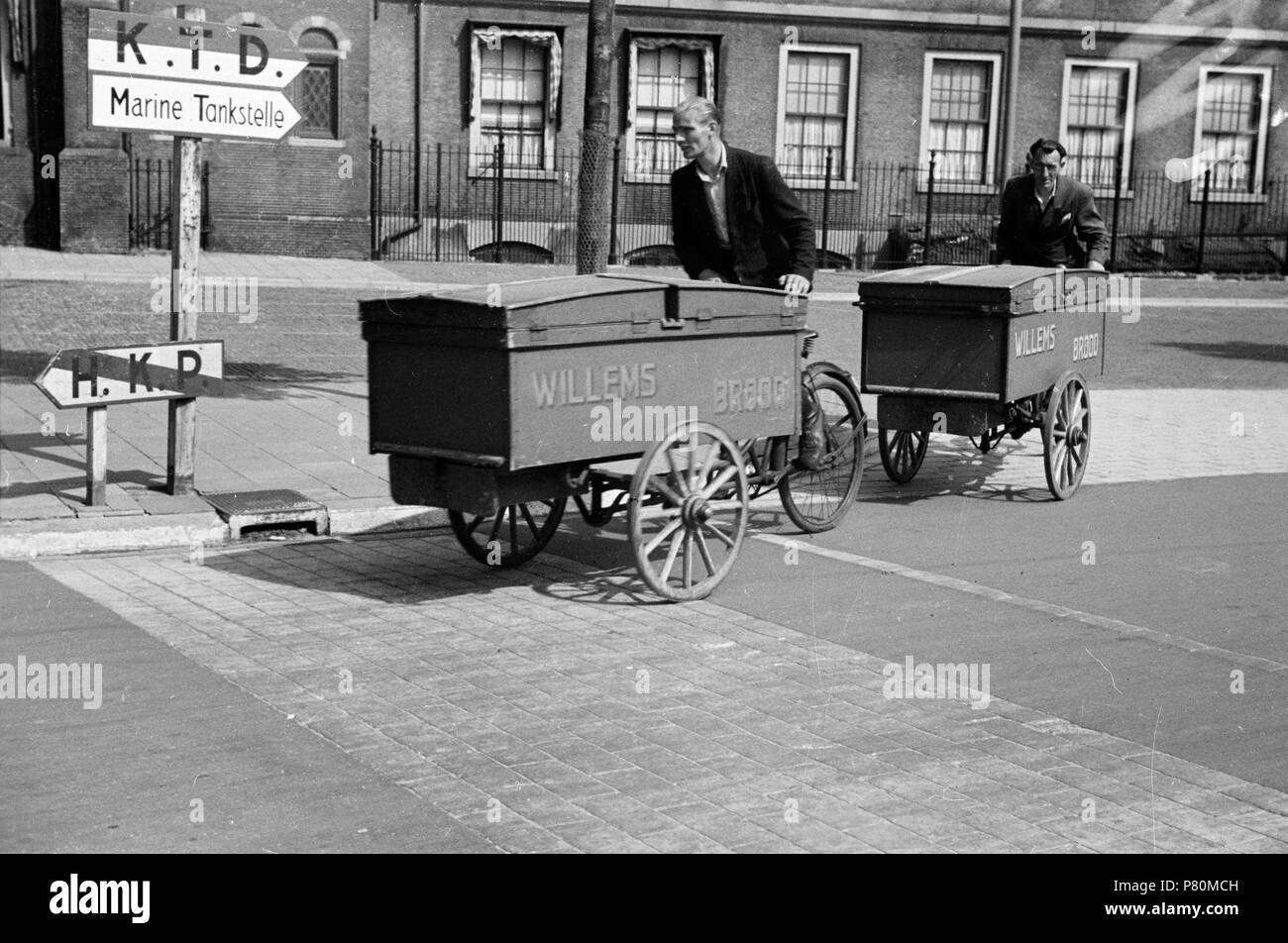 . Huizinga collectie schaarste - NIOD - 217005. Nederlands : Foto uit de collectie Huizinga van het NIOD. Défaut Wegens aan banden rijden mensen op wielen plus bakfietsen rencontré houten straat. Menno Huizinga a été onderdeel van Ondergedoken en caméra de illegaal haal foto's tijdens de bezetting. Dit is hij zijn en hoofdzakelijk acte woonplaats Den Haag. Date inconnue 39 BC856 HUI-1770 Banque D'Images