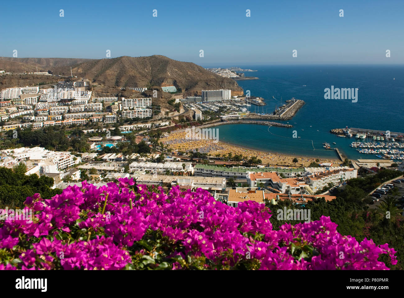 Vue sur la station balnéaire de Puerto Rico sur l'île canarienne de Gran Canaria, Espagne Banque D'Images